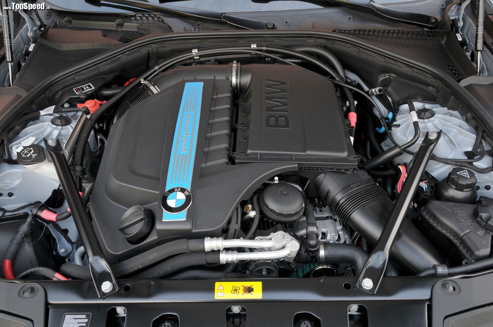 Základom pohonného systému je 3,0 litrový radový benzínový šesťvalec s trin-scroll turbodúchadlom pochádzajúci z 535i.